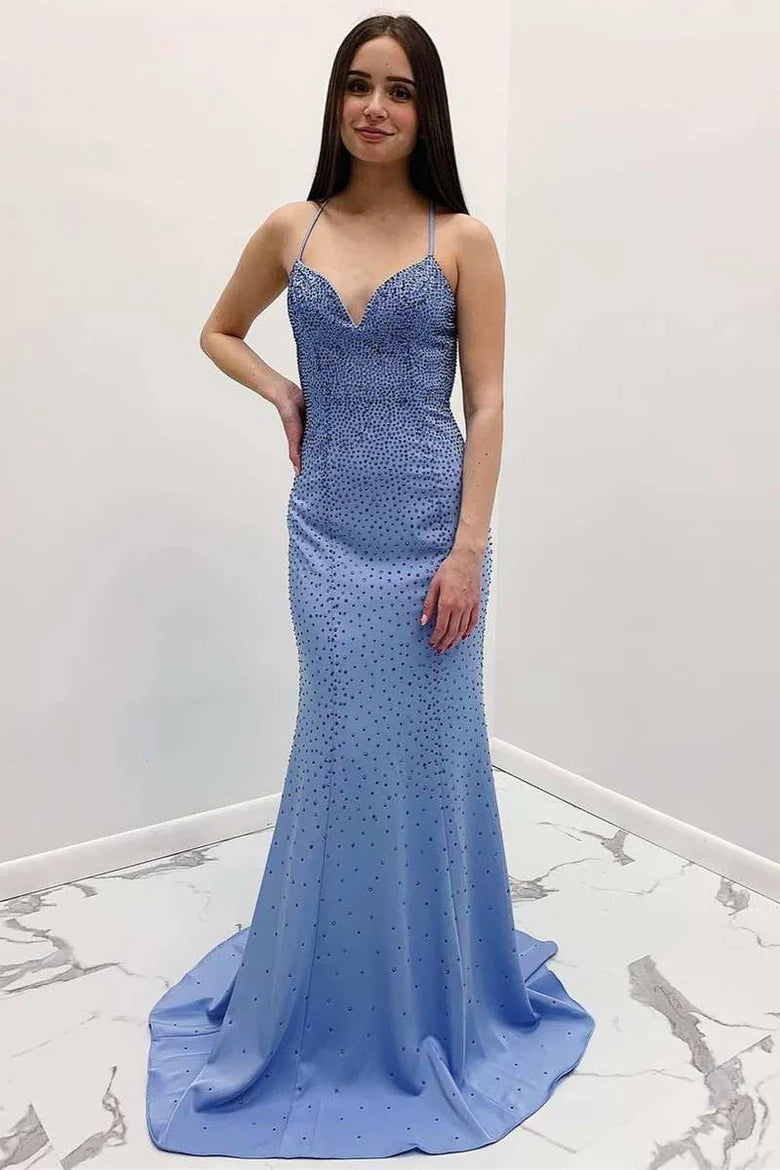 Vestido de fiesta con escote en V y espalda cruzada con cuentas y espalda abierta.